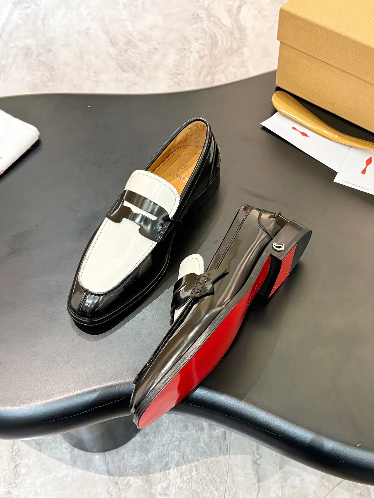 Batch 1080 yuan 💰CL～High-end men’s 👔casual loafers with red soles! ••🆑Genuine and top-quality goods from original orders ••✅💯 Purchase goods from top-quality original orders! Original imported patterned cowhide➕Imported cowhide lining➕Cowhide feet➕Original leather outsole~Size: 39-44 (38, 45.46.47 can be customized)